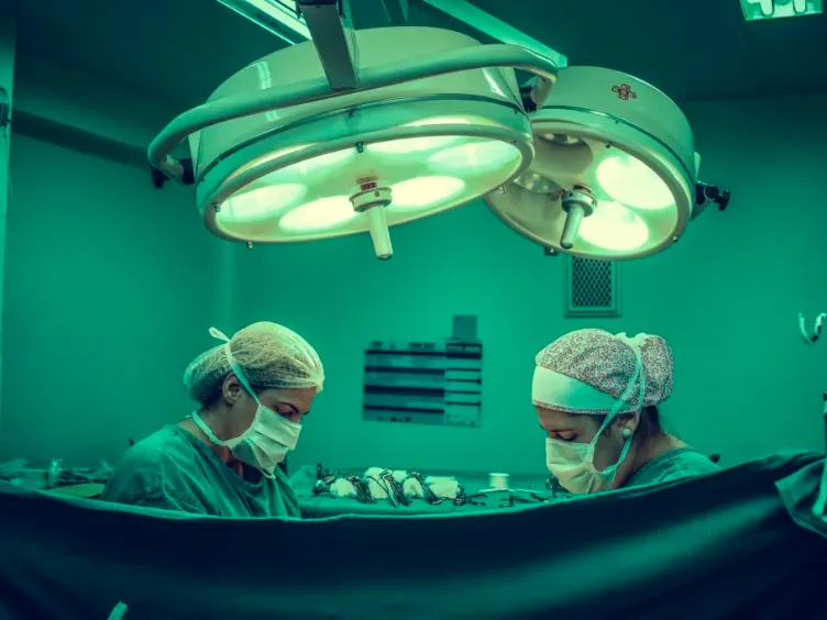 Uomo si sottopone a un check-up di routine: il medico guarda la radiografia e sussurra: "Mi dispiace"