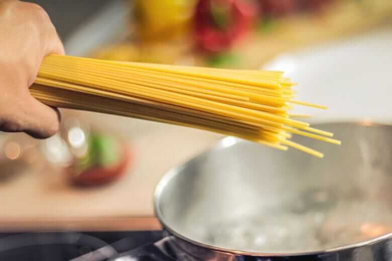 Gli chef rivelano i più grandi errori che la maggior parte delle persone commette mentre cucina la pasta