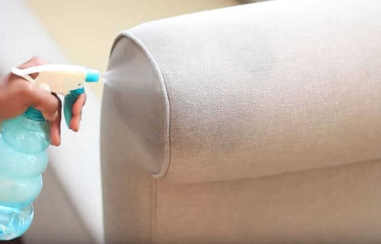 La donna pulisce il divano con le pastiglie per la pulizia della dentiera e questo è il risultato