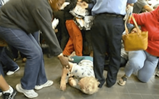 Un'anziana donna viene calpestata mentre cerca di comprare un regalo per il nipote durante il Black Friday