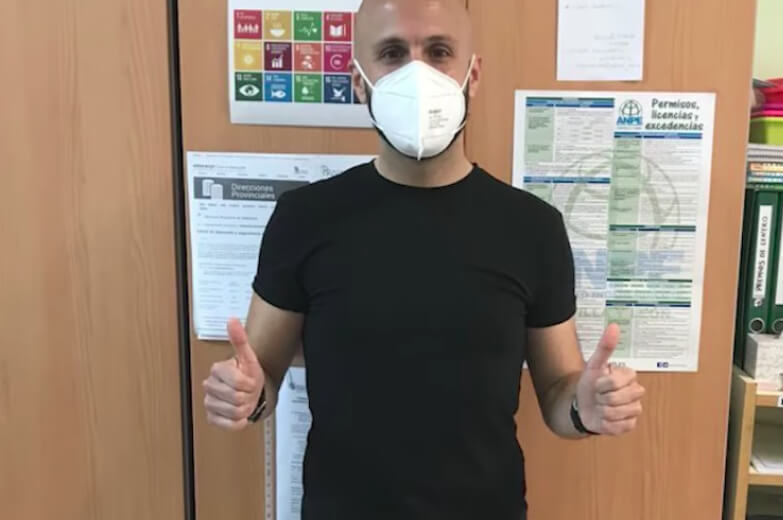 Un ragazzo viene sospeso da scuola ma poi un insegnante fa questo!