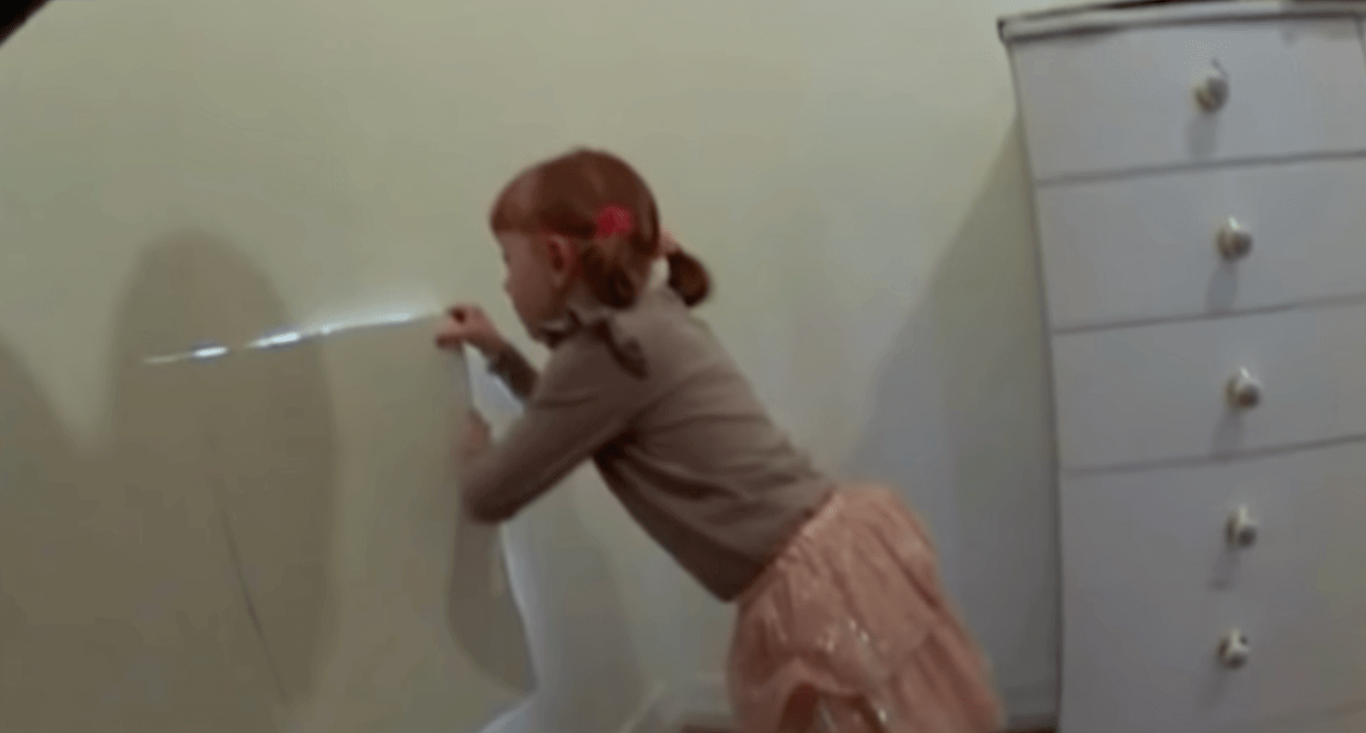 Una famiglia sconvolta quando la bambina di 6 anni trova una stanza segreta in casa