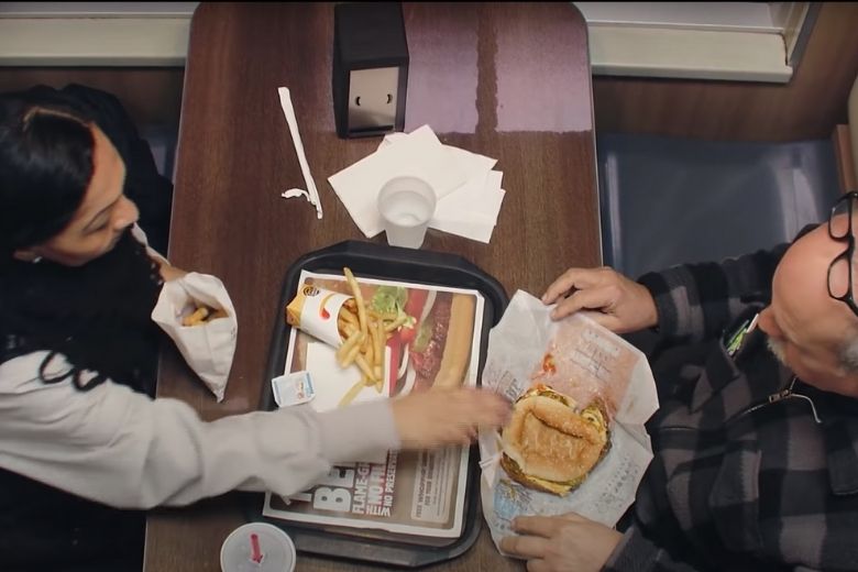 Adolescenti che maltrattano un ragazzo al Burger King, non notano l'uomo sulla panchina