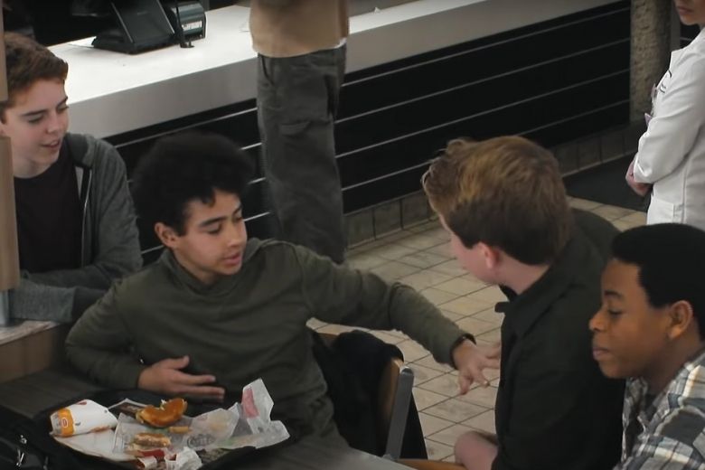 Adolescenti che maltrattano un ragazzo al Burger King, non notano l'uomo sulla panchina