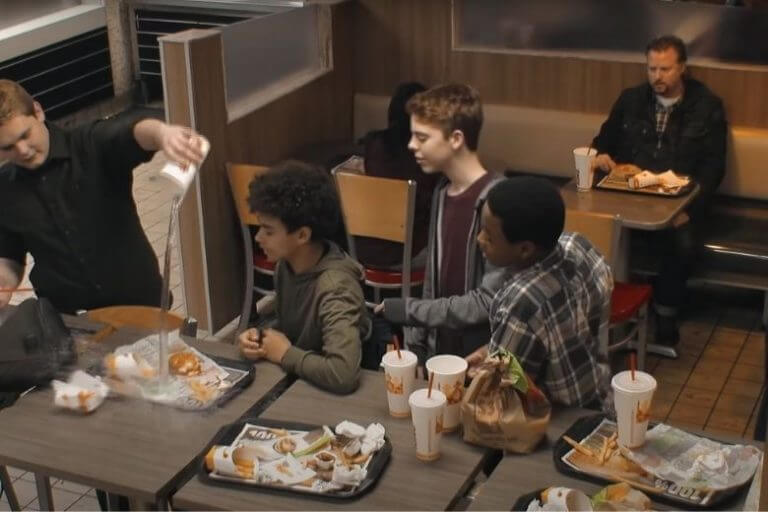 Un adolescente viene bullizzato al Burger King. Non crederai a come reagiscono i presenti!