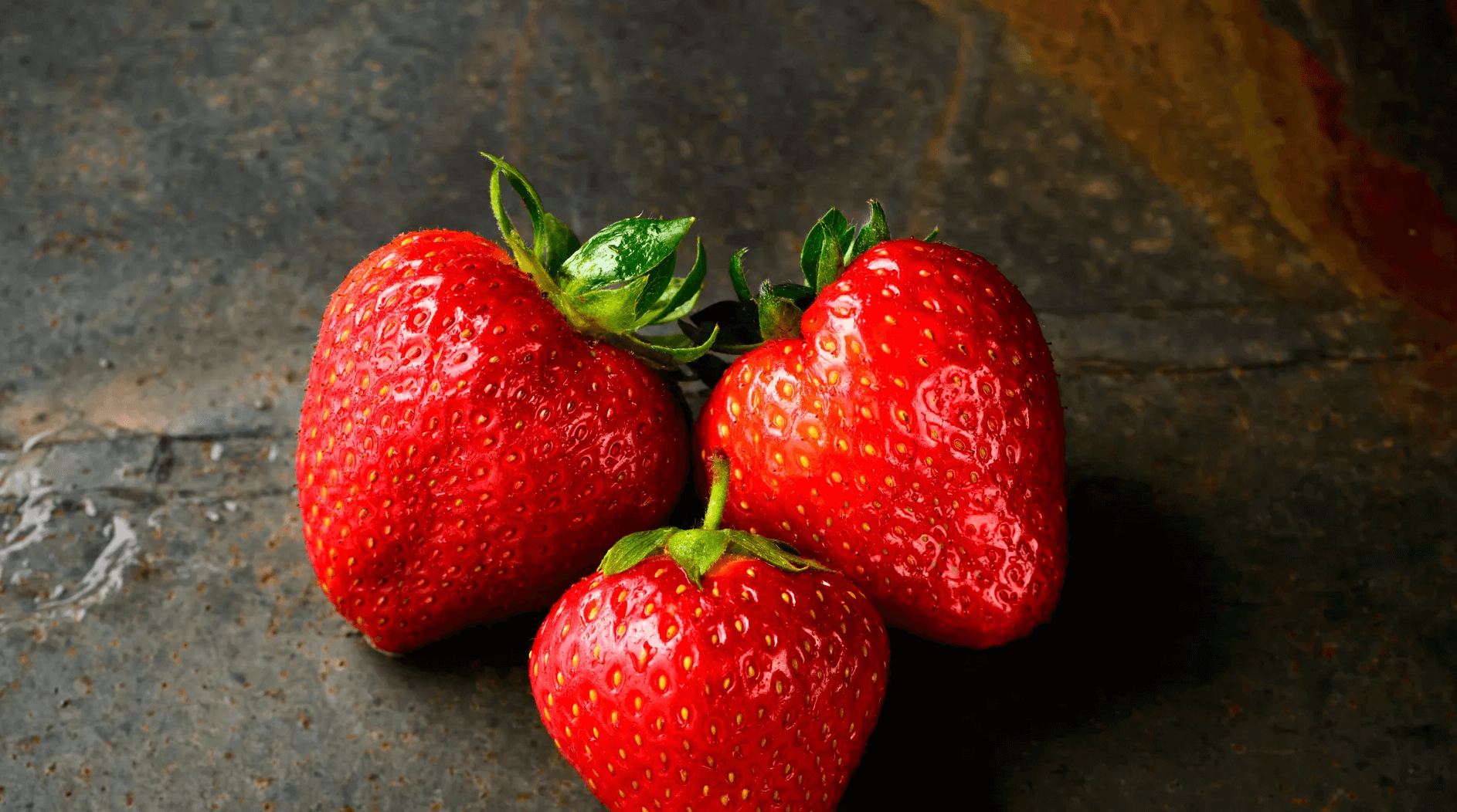 Che schifo: dopo aver visto questo video non mangerai mai una fragola senza averla lavata
