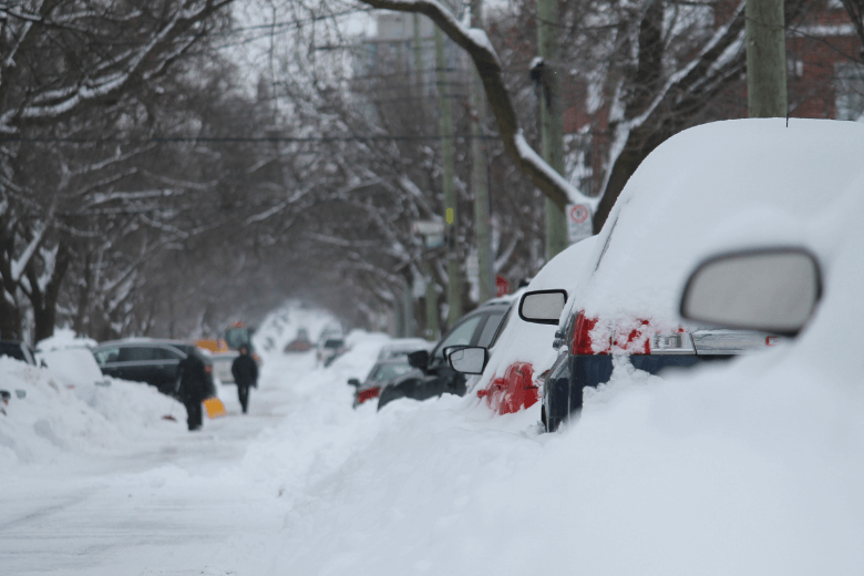 Un eroe di New York irrompe in una scuola per salvare 24 persone durante una bufera di neve