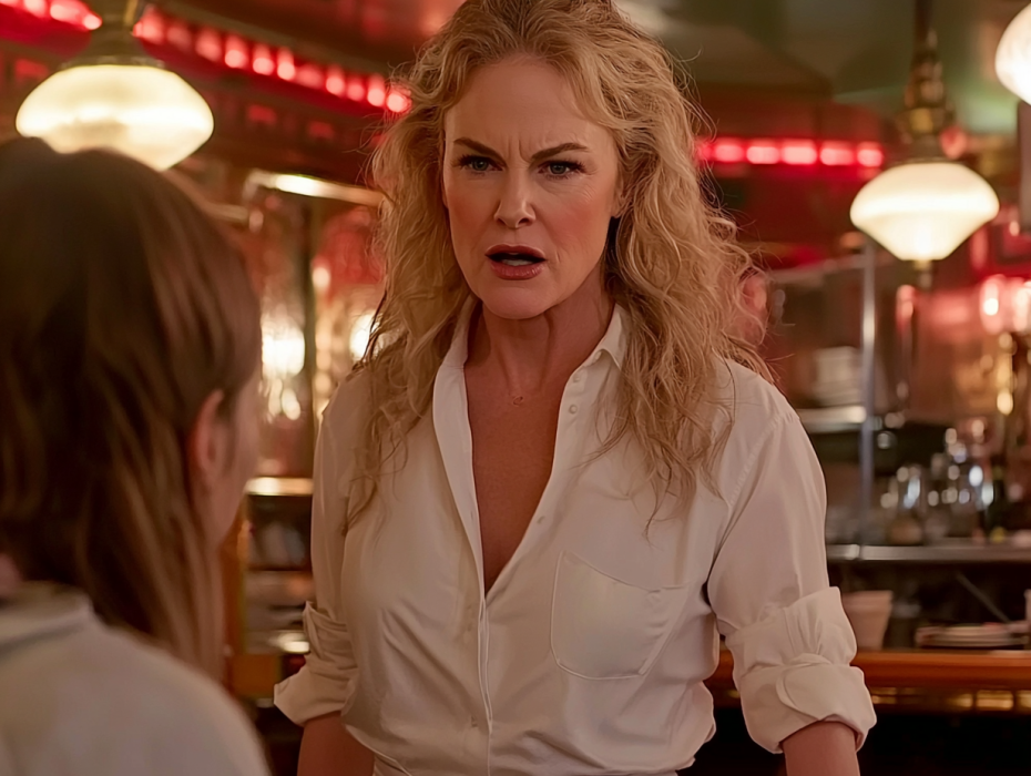 Una signora titolata al ristorante si fa servire il karma su un piatto d'argento