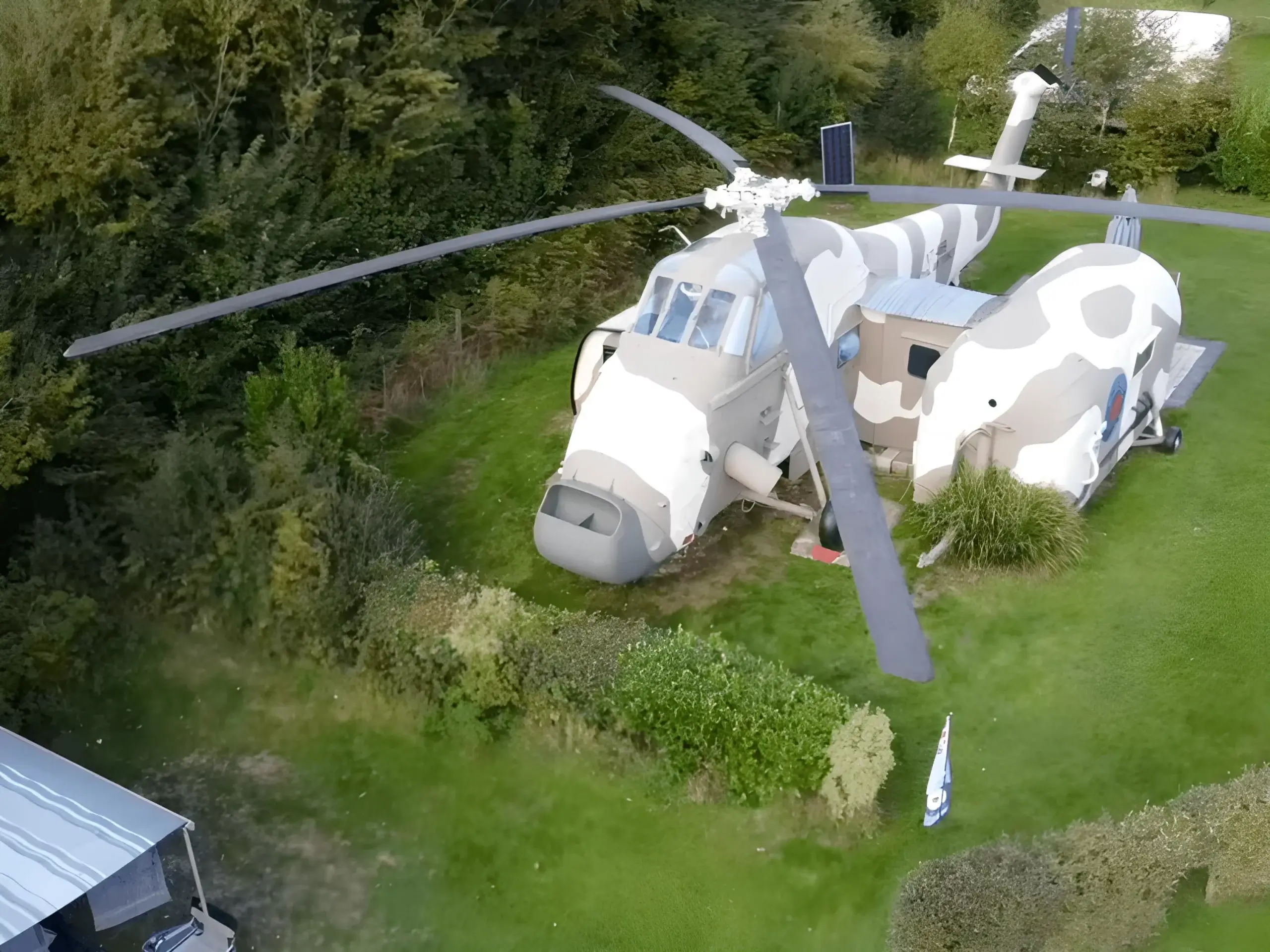 Questa famiglia vive in elicottero! Visitate la loro sbalorditiva conversione di casa in aereo!