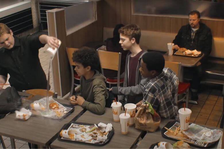 Un ragazzo è vittima di bullismo al Burger King e questa è la reazione degli altri clienti