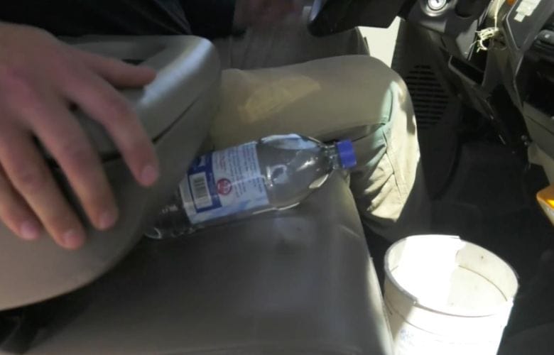 I vigili del fuoco avvertono: non lasciate mai una bottiglia d'acqua dentro l’auto