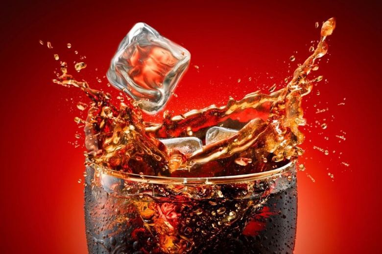 Lei versa mezzo litro di Cola nel gabinetto, quello che succede dopo è davvero bizzarro! Dovresti provarlo anche tu!