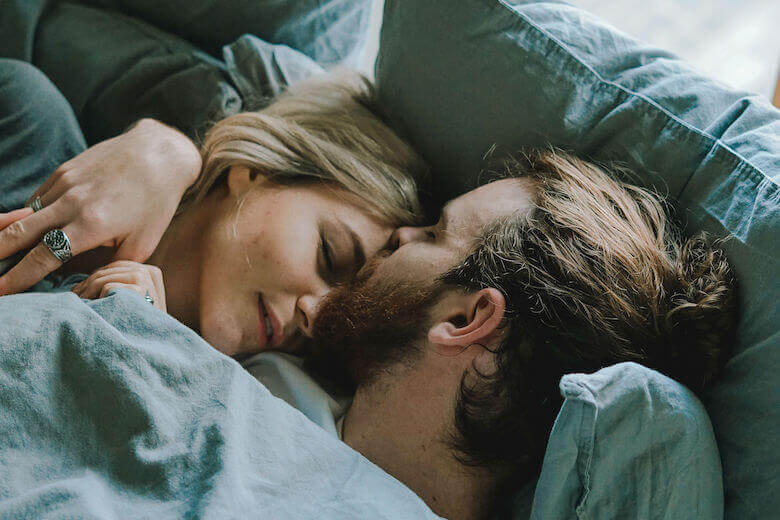 Cosa rivela la posizione in cui dormi con il tuo partner sulla tua relazione