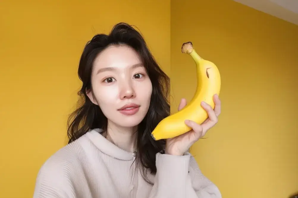 이 여성은 매일 바나나 껍질을 얼굴에 문지르는데 그 이유는 바로 이와 같습니다!