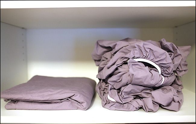 이 방법을 사용하면 침대 아래 시트를 아주 쉽게 접을 수 있습니다! 이렇게 쉬운 방법이 있었는지 몰랐을 것입니다!