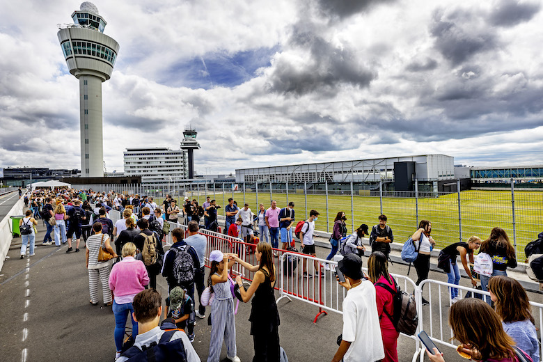 Deze maand meer reizigers mogelijk via Schiphol door extra beveiligers