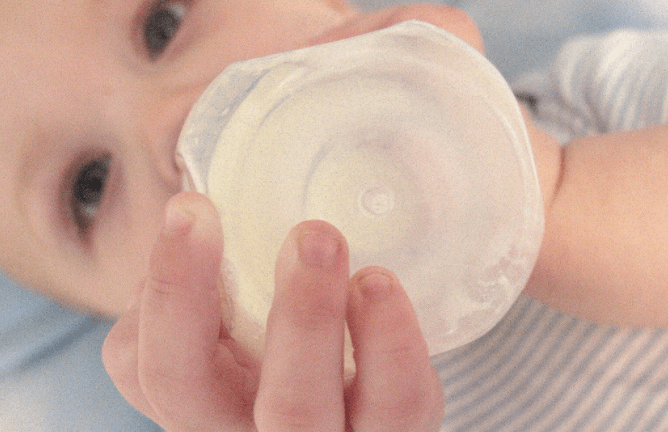 Babymelk in Nederland van déze producent is per direct uit de winkels wegens salmonella gevaar