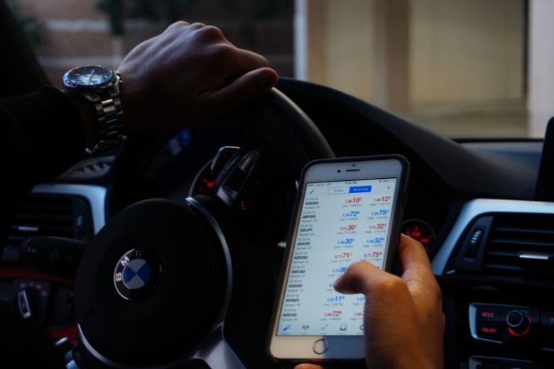 Twee derde van de weggebruikers gebruikt telefoon tijdens het rijden