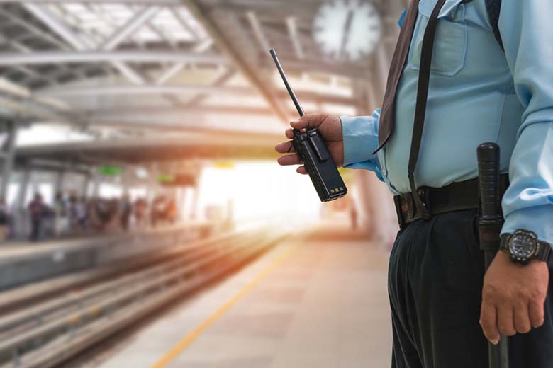 Asociale passagier wordt hard aangepakt door rest van de trein