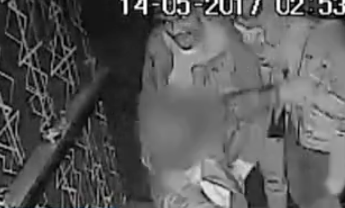 Politie is op zoek naar man die gewelddadig een glas in het gezicht van deze vrouw kapot gooit