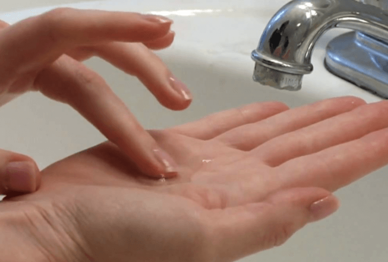 Oei; lenzendrager Sigrid raakte haar oog kwijt omdat DIT in het kraanwater zat..