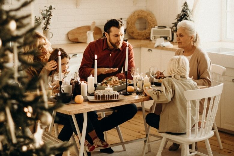 Maximaal drie gasten tijdens kerst? 1 op de 6 Nederlanders is niet van plan zich hieraan te houden