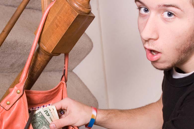 Tiener pakt geld uit portemonnee van moeder, maar leert dan zijn lesje