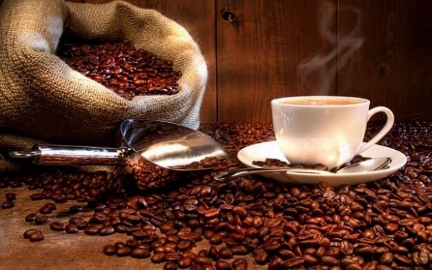 Goed nieuws voor alle koffieleuten: het drinken van koffie kan je lever mogelijk beschermen tegen alcoholschade! Gewoon door blijven drinken dus!