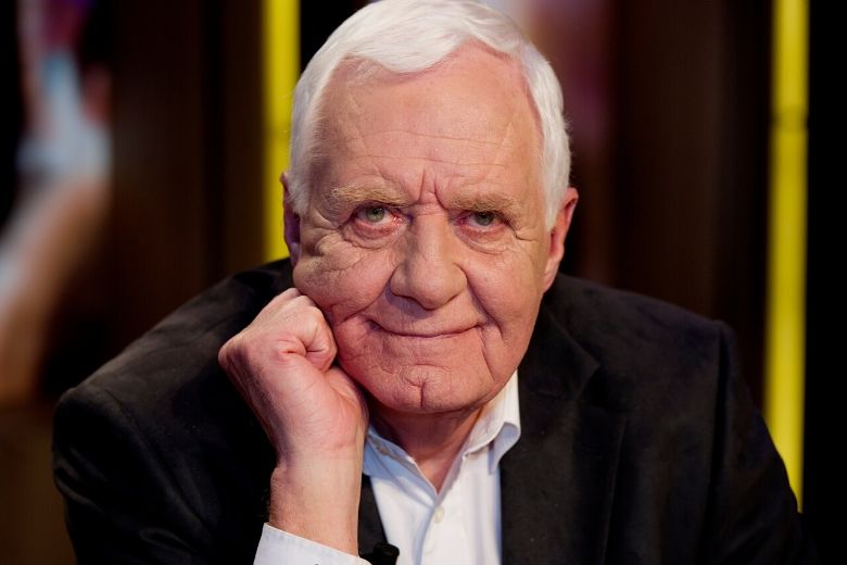 Voormalig televisiepresentator Aad van den Heuvel overleden