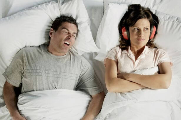 Lig je ook altijd wakker van het gesnurk van je partner? Hier vind je vier tips tegen snurken én twee tips voor de partner!
