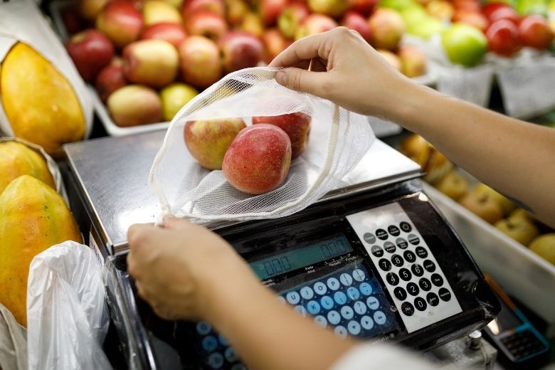 Gratis plastic zakjes voor groente en fruit verdwijnen bij Albert Heijn