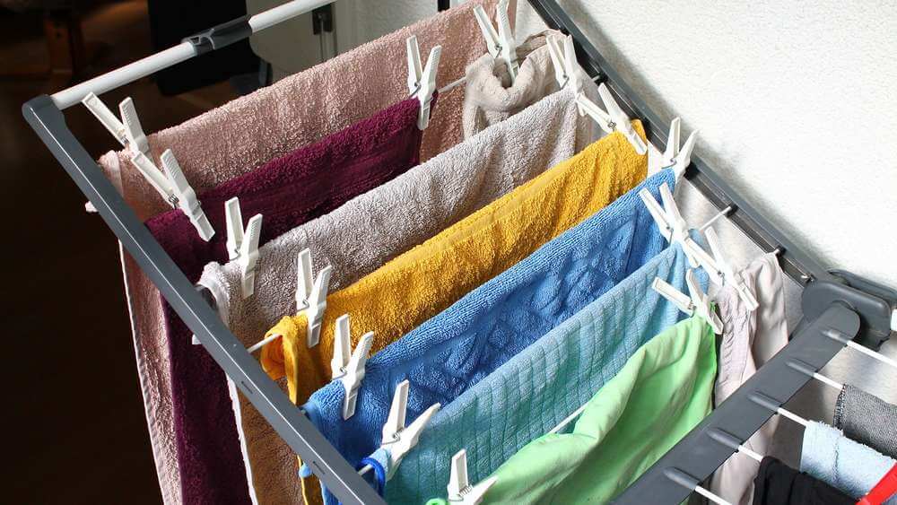 Zo voorkom je dat je kreukels in je kleding krijgt door het droogrek