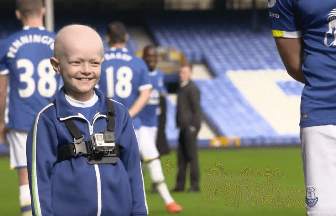 Kijk wat Ronald Koeman voor dit achtjarige kankerpatiëntje heeft gedaan.. Wat een held! Duimen omhoog voor Ronald!