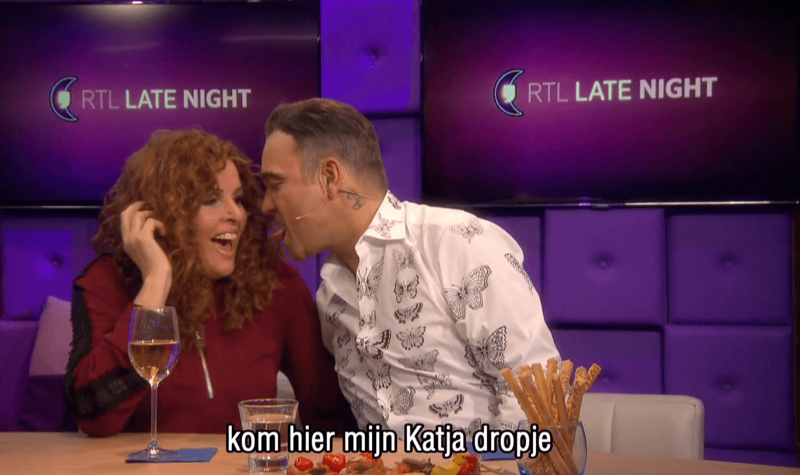 Katja Schuurman en Robbie Williams in hilarische scène van de TV Kantine, wij komen niet meer bij van het lachen!