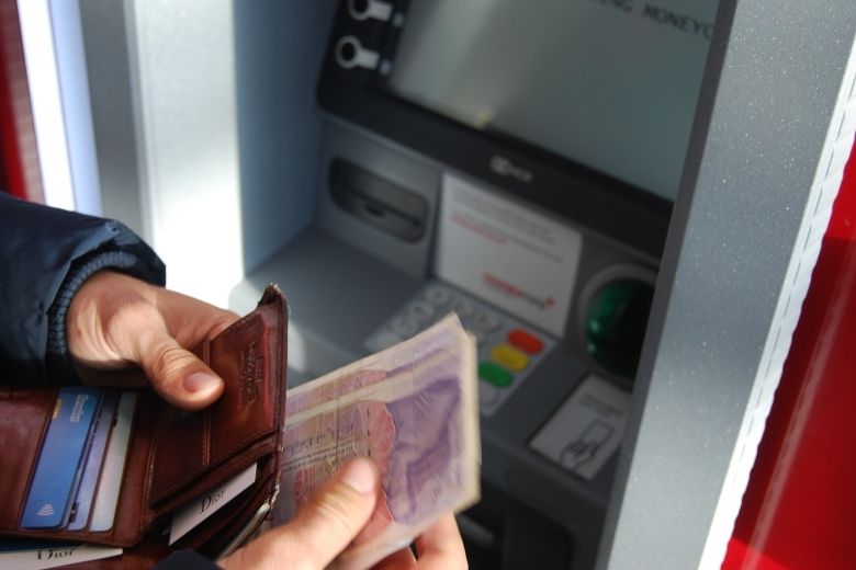Let op: contant geld pinnen gaat mogelijk geld kosten