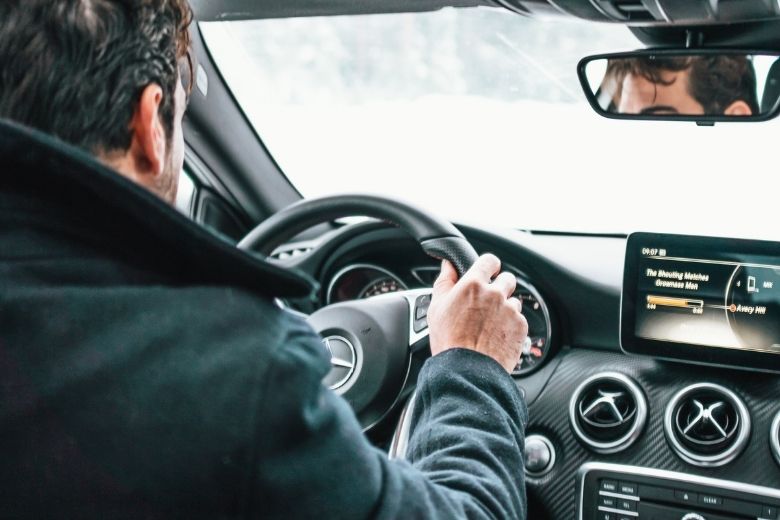 Dit is waarom je niet met een winterjas aan in de auto moet zitten