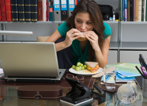 PAS OP: als je dit doet tijdens het lunchen heb je heel veel kans om aan te komen!