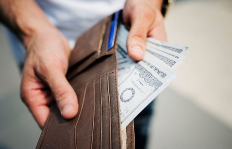 Man verliest portemonnee en krijgt hem terug met meer geld erin