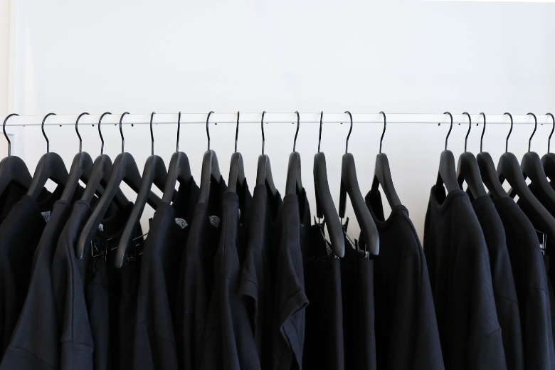 Met deze tips blijft jouw zwarte kleding langer zwart