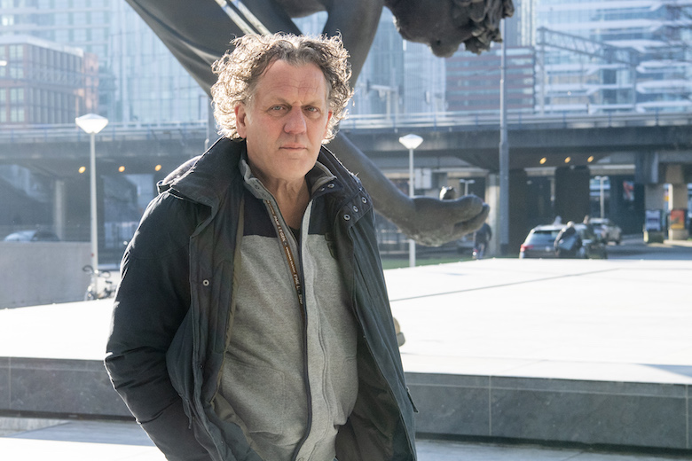 Kees van der Spek wordt slachtoffer van zakkenrollers in Wie is de Mol?