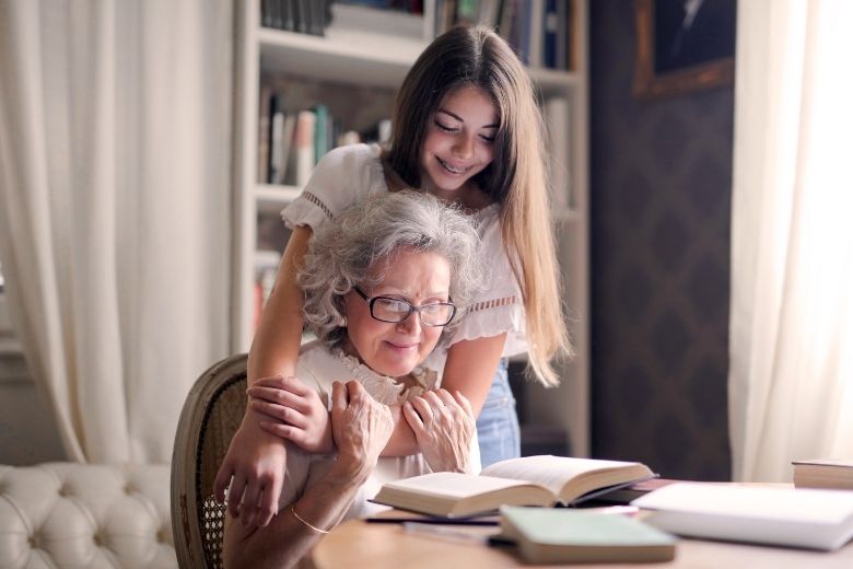 Kun je veilig op bezoek als je (groot)ouders gevaccineerd zijn, maar jij nog niet?