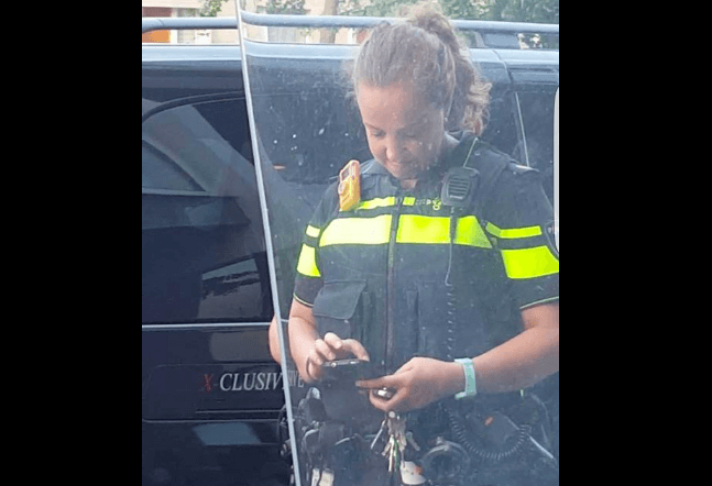 Deze jongen probeert zijn oma te helpen en wat de politie dan doet.. Schandalig dit!
