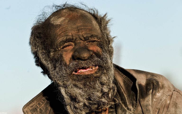 Ieuw! Deze man heeft zich al 65 jaar niet gewassen