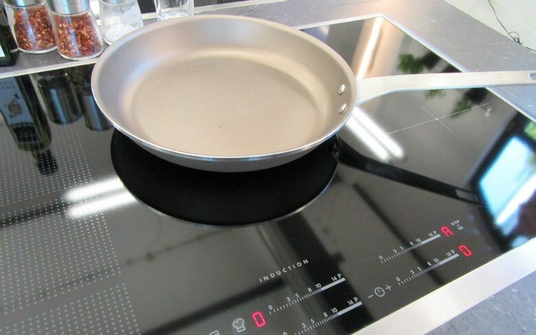 Handig! Dankzij dit trucje glanst je inductiekookplaat binnen no-time weer als nieuw!