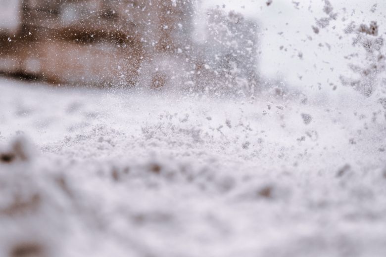 Noodhulp voor met sneeuw bedolven staat New York