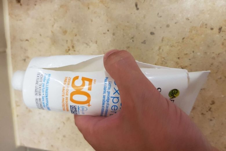 Dit is waarom je een lege tube zonnebrand nooit moet weggooien