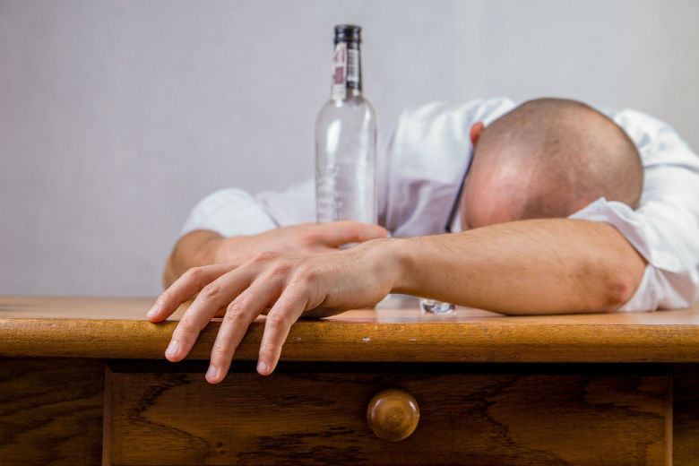 Iets te diep in het glaasje gekeken? Met deze anti-kater tips kom je 1 januari wel door