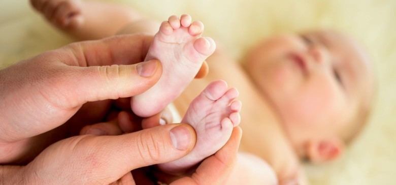 Wil je baby maar niet stoppen met huilen? Druk eens op deze plek op het voetje, moet je zien wat er dan gebeurt!
