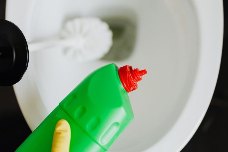Veel mensen slaan dit over bij het schoonmaken van de wc, wij deden het ook altijd!