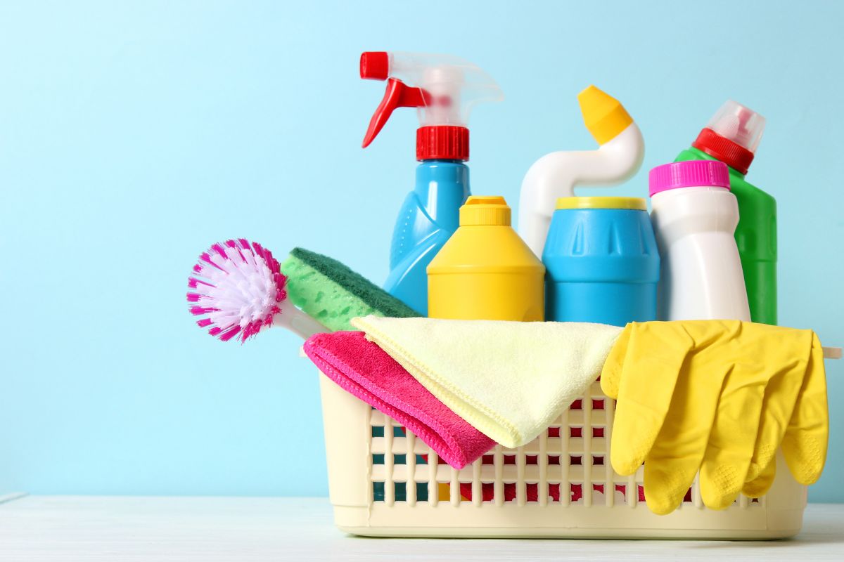 Essentiële schoonmaakmiddelen: wat moet je altijd in huis hebben?